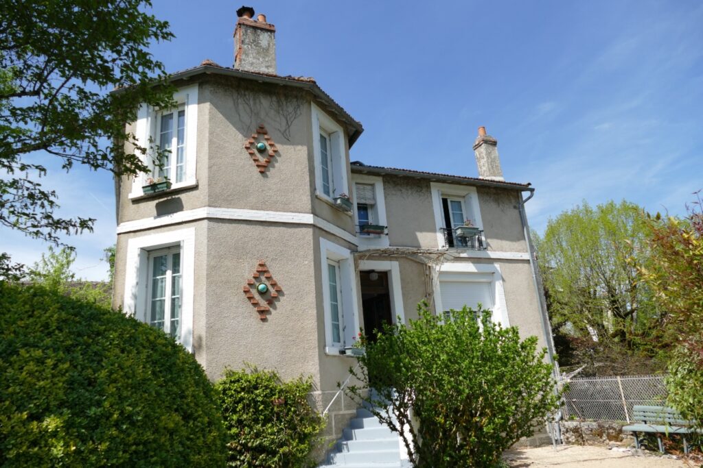 Grande villa familiale à vendre située à Rocamadour avec jardin et garage.