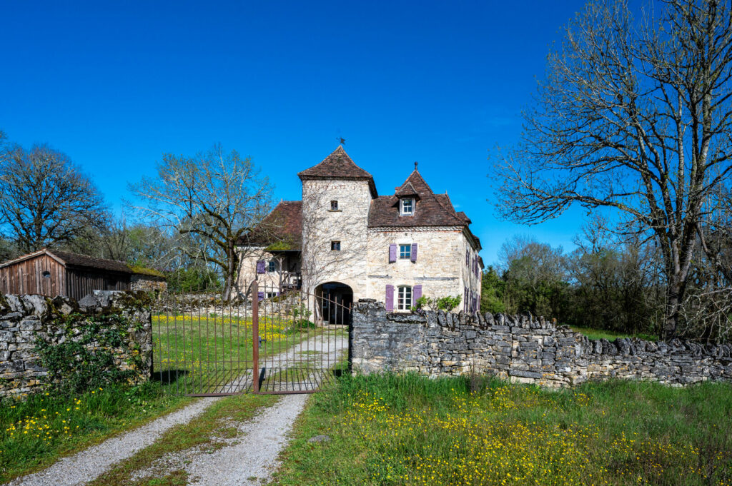 Propriété en pierre avec tour et portail Martel